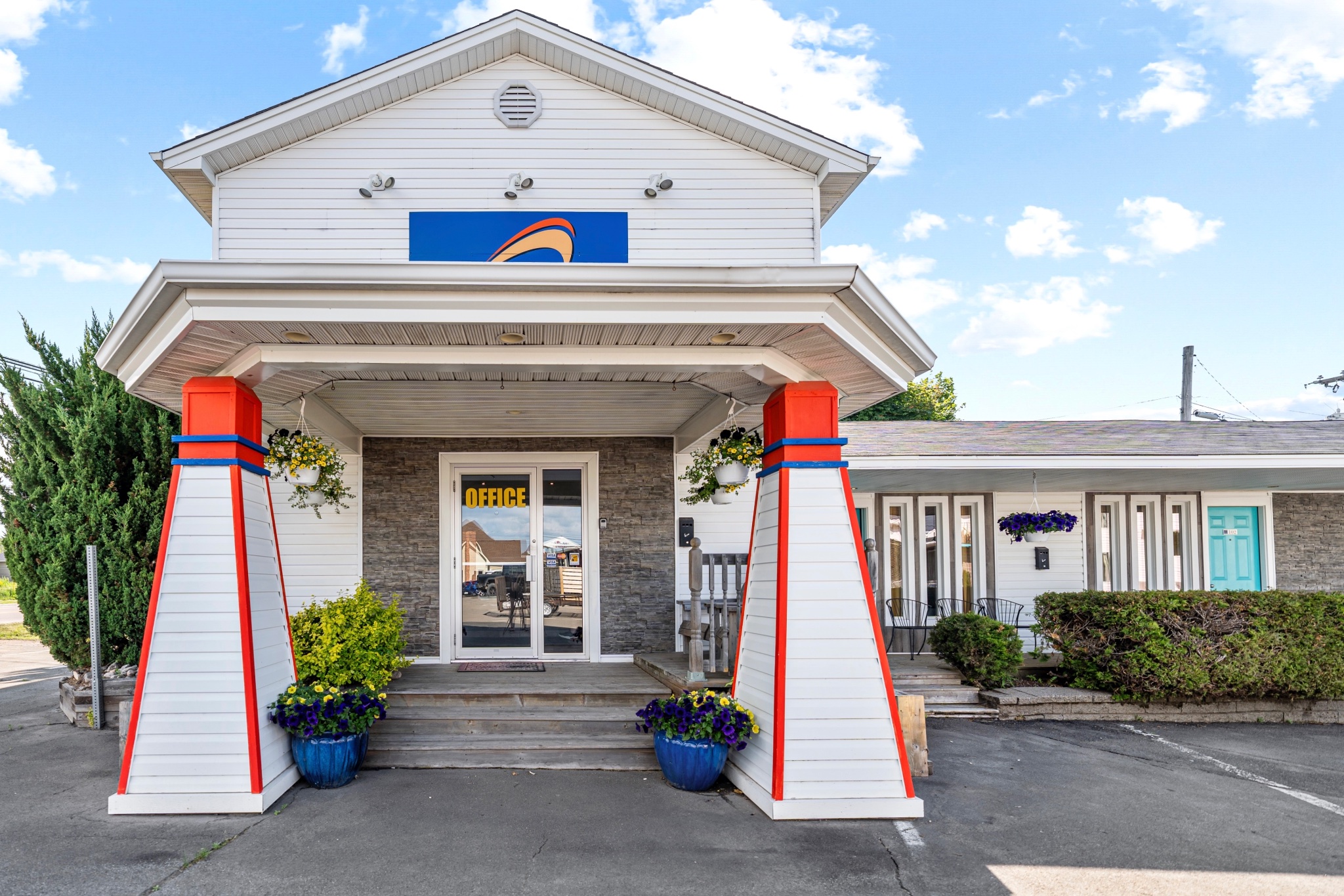 The Shores Inn & Hotel - Front Entrance